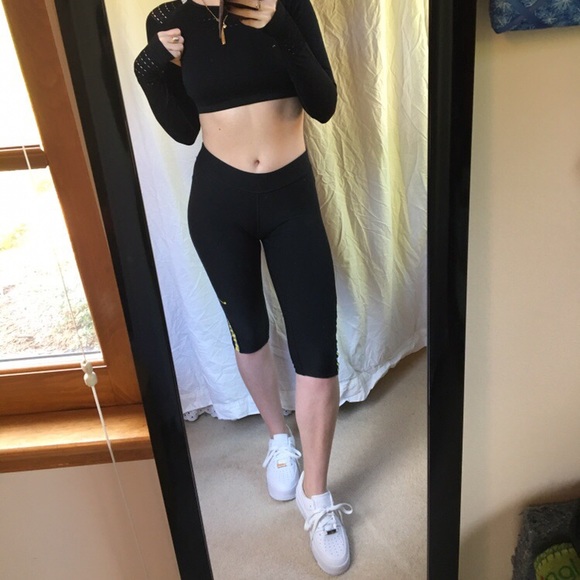 ❌SOLD❌ Nike Livestrong Capri Workout Pants - Picture 2 of 4